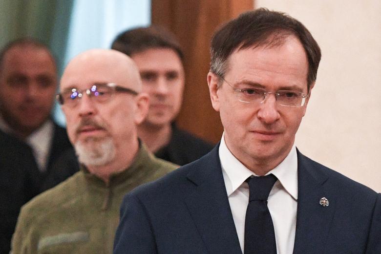 Помощник президента РФ Владимир Мединский (на первом плане) и министр обороны Украины Алексей Резников (на втором плане) во время российско-украинских переговоров