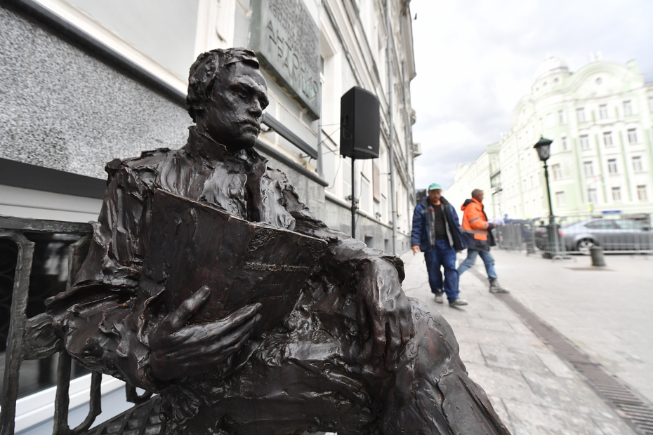 Памятник молодому Достоевскому на Воздвиженке в Москве