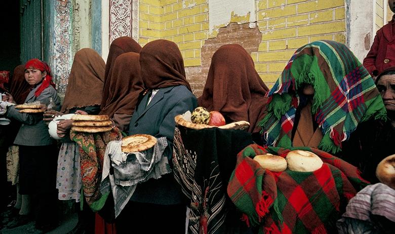 Мусульманские женщины у мечети в Кашгаре, Китай