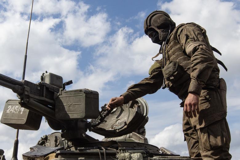 Военнослужащий ВС РФ во время выполнения задач по освобождению территорий Луганской области