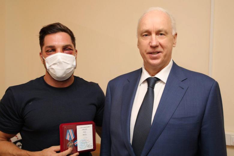 Председатель СК России наградил Романа Ковалёва, который заступился за девушку в метро