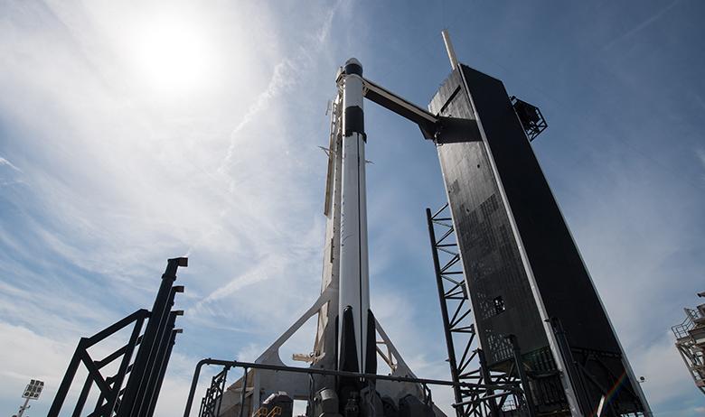 Ракета-носитель Falcon-9 с кораблём Dragon