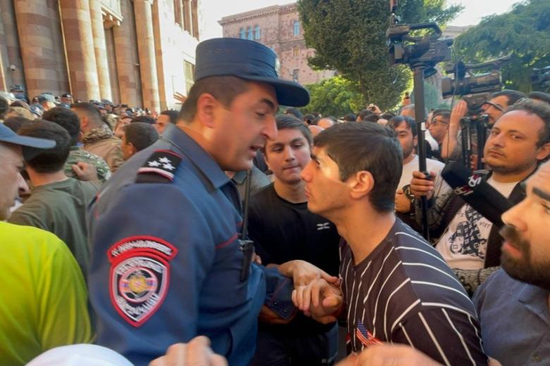 Полицейские и участники протестов в Ереване на фоне эскалации в Нагорном Карабахе