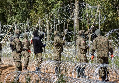 Премьер Польши назвал стену на границе защитой от Белоруссии и России