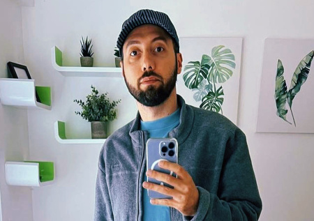 Сбежавший из России комик Романов пожаловался на трудности за рубежом