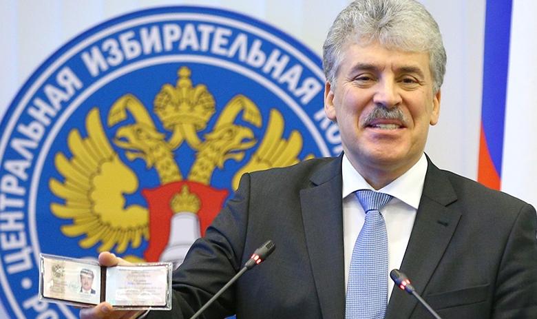 Директор совхоза имени Ленина Павел Грудинин, получивший удостоверение кандидата на пост президента РФ после заседания Центральной избирательной комиссии