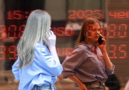 Россияне совсем обнищают? Центробанк усиливает рубль, кабмин — ослабляет