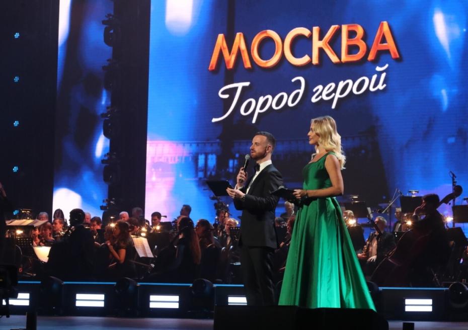 Ведущие концерта в честь открытия концертного зала «Москва» в городском променаде «Остров Мечты» в Москве