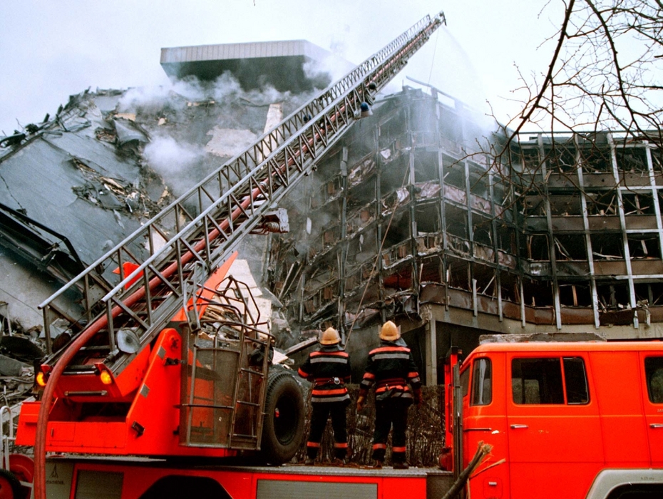 03.04.1999. Югославия. Белград. Сотрудники пожарной охраны тушат огонь в разрушенном здании штаба сербской полиции после серии авиаударов