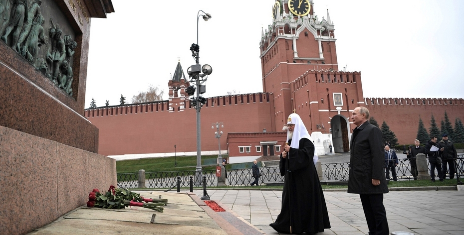 Владимир Путин возложил цветы к памятнику Кузьме Минину и Дмитрию Пожарскому