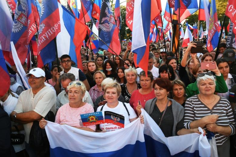 Люди на митинге-концерте в честь присоединения ЛНР, ДНР, Херсонской и Запорожской областей к России в Екатериненском саду в Симферополе