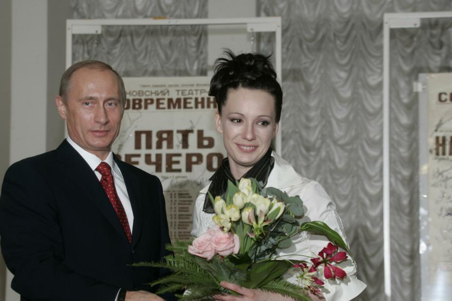 Владимир Путин и Чулпан Хаматова на церемонии вручения членам труппы театра "Современник" государственных наград в честь юбилея театра, 2005 год
