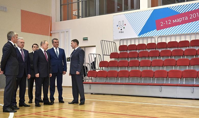 Президент РФ Владимир Путин во время посещения многофункционального спортивного комплекса «Сопка»