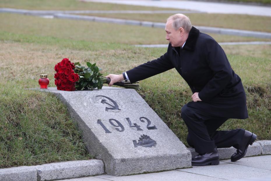 Возложения цветов к монументу Мать-Родина на Пискаревском мемориальном кладбище