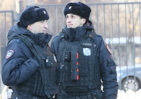 Люди в балаклавах и с молотками устроили мордобой в челябинской школе