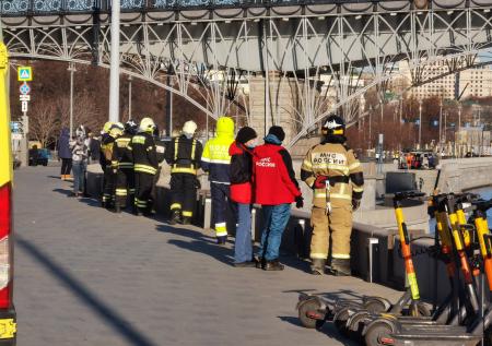Автомобиль упал в реку в центре Москвы