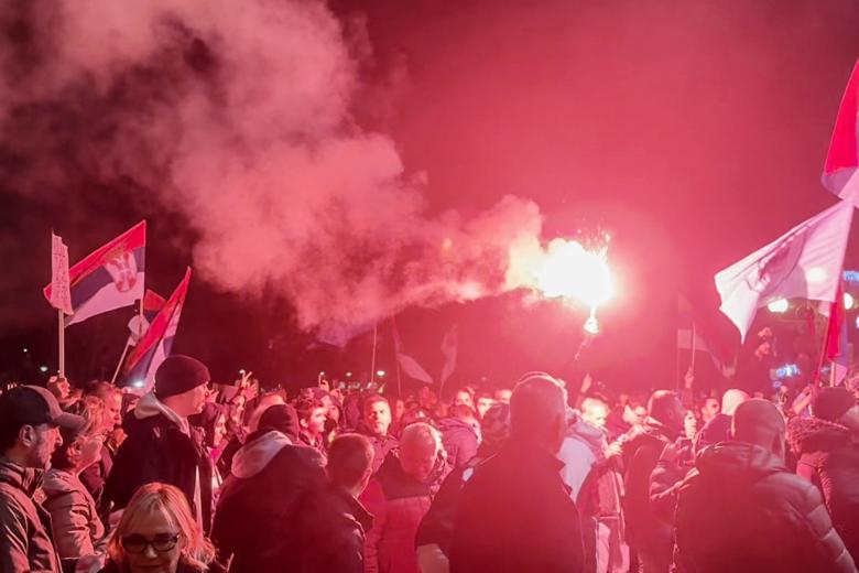 Сербия. Белград. Сторонники блока «Сербия против насилия» во время митинга у здания городской администрации