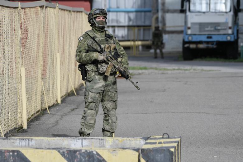 Военнослужащий ВС РФ на территории Запорожской АЭС в Энергодаре