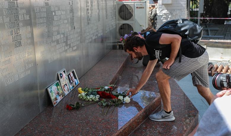 Цветы у Дома журналистов в Москве в память об убитых в ЦАР журналистах 
