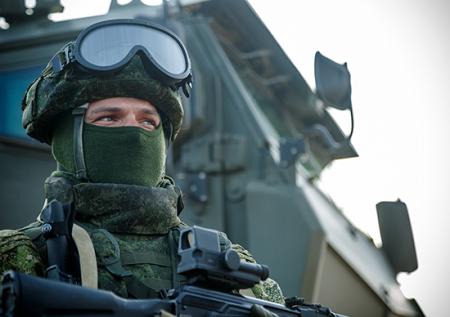 Российские военные приостановили сопровождение машин на трассе в Сирии
