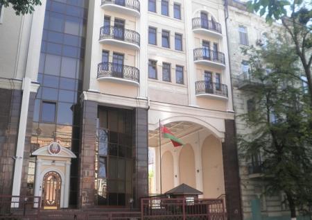 Возле белорусского посольства в Киеве разбросали навоз