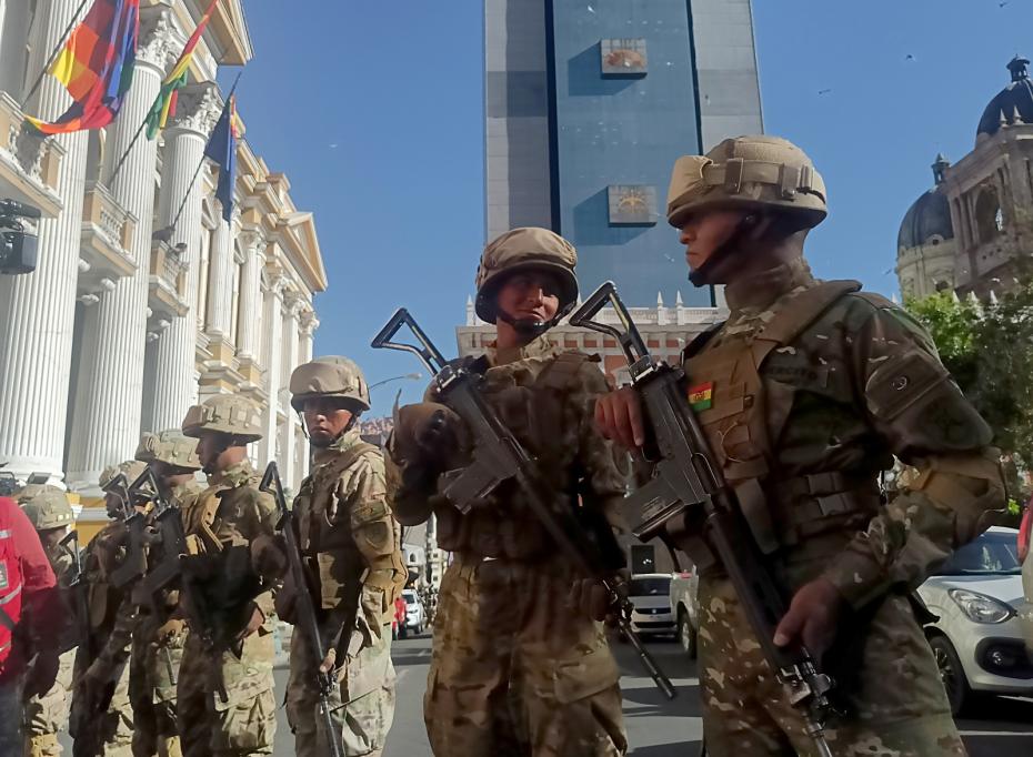Боливийские военные захватили площадь Мурильо у штаб-квартиры правительства