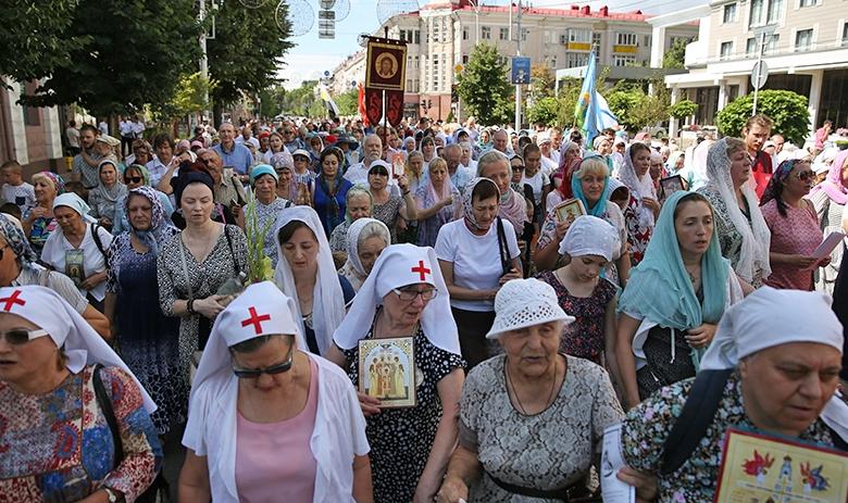 Участники крестного хода, посвящённого 100-летию гибели царской семьи, в Краснодаре