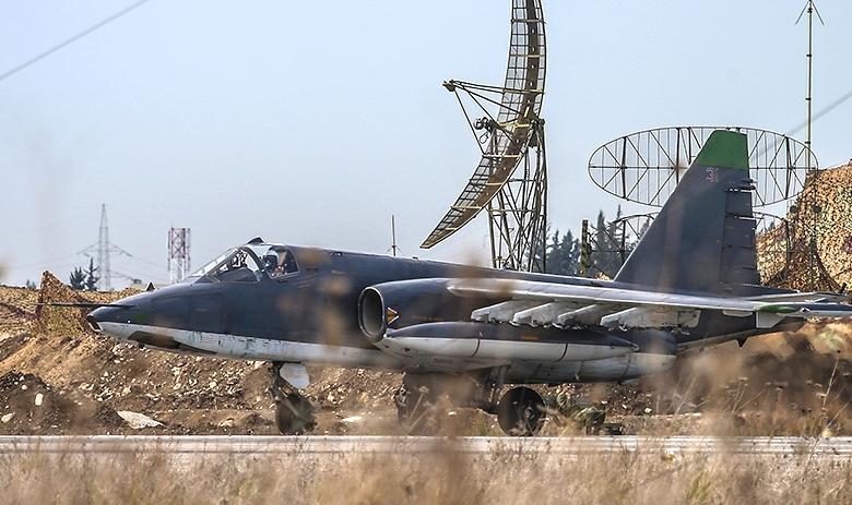 Штурмовик Су-25 на аэродроме авиабазы Хмеймим