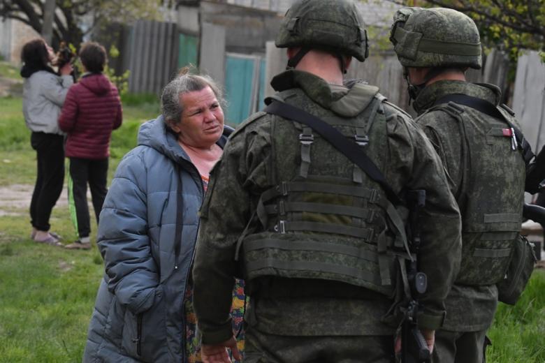 Военнослужащие ВС РФ общаются с жителями