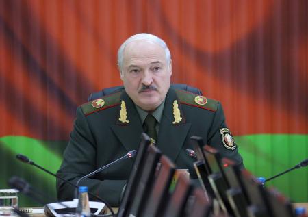 «Не выпендрёж»: Лукашенко объяснил, зачем носит военную форму