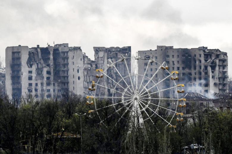 Поврежденные многоэтажные дома в западной части Артёмовска