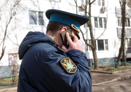 Судебные приставы вытащили должницу за пятки из-под кровати