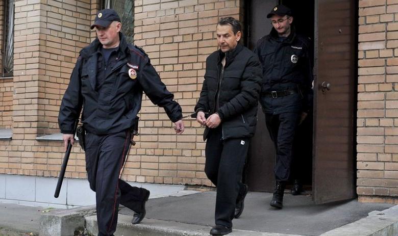 Напавшего на журналистку «Эха Москвы» Бориса Грица выводят из здания Пресненского суда