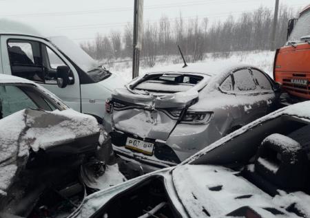 В Липецкой области 19 автомобилей попали в массовое ДТП