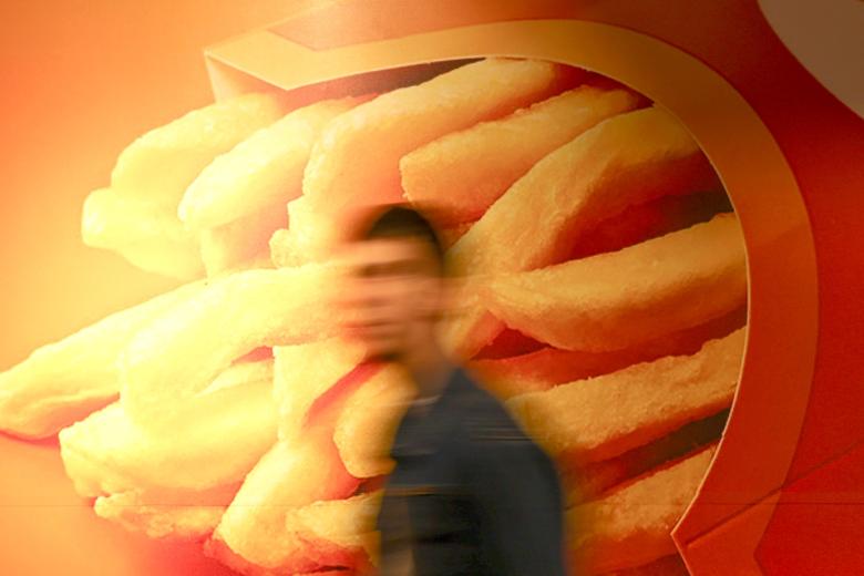Посетители в ресторане быстрого обслуживания «Вкусно — и точка»
