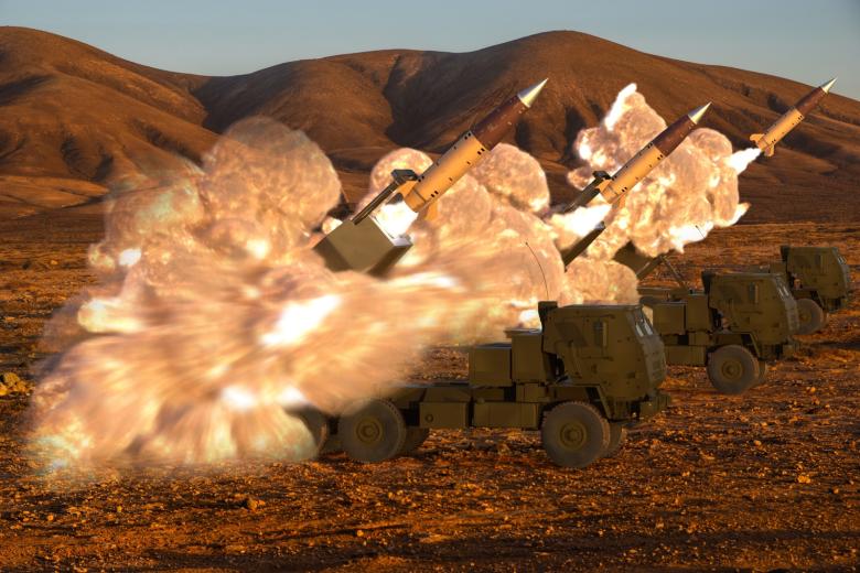Огневая группа системы HIMARS запускает ракеты ATCMS