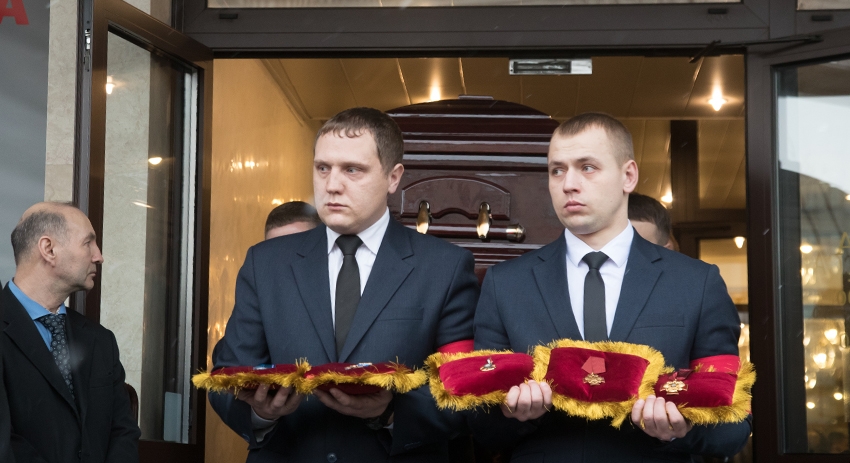 Вынос гроба с телом актёра Михаила Державина после церемонии прощания в Театре сатиры