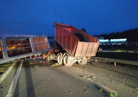 При обрушении пешеходного моста под Екатеринбургом погиб водитель