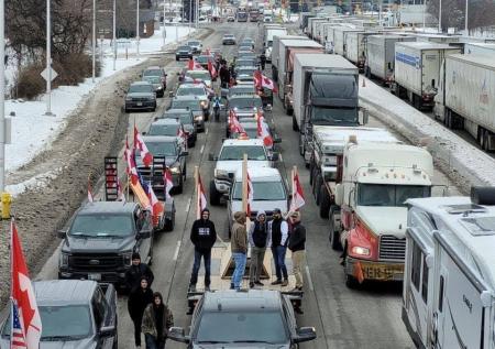 Протестующие против ковид-ограничений перекрыли мост между Канадой и США