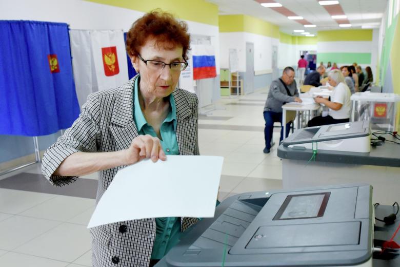 Избиратель голосует на выборах губернатора Курской области в Курске