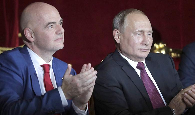 Президент РФ Владимир Путин (справа) и президент ФИФА Джанни Инфантино 