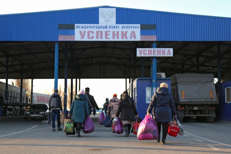 Люди на контрольно-пропускном пункте «Успенка» в Донецкой области