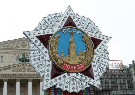 Общественник зарисовал сатанинскими пентаграммами символы Победы