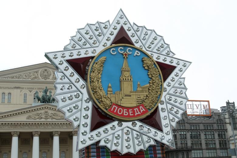 Декорация в виде ордена Победы на Театральной площади перед зданием Государственного академического Большого театра в Москве