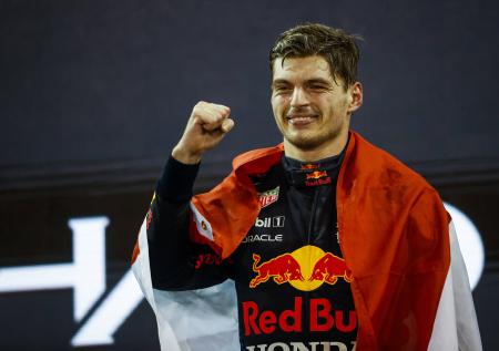 Ферстаппен впервые в карьере выиграл чемпионат «Формулы-1»