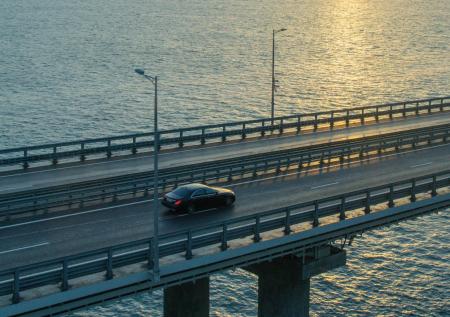 Движение автотранспорта на Крымском мосту приостановили