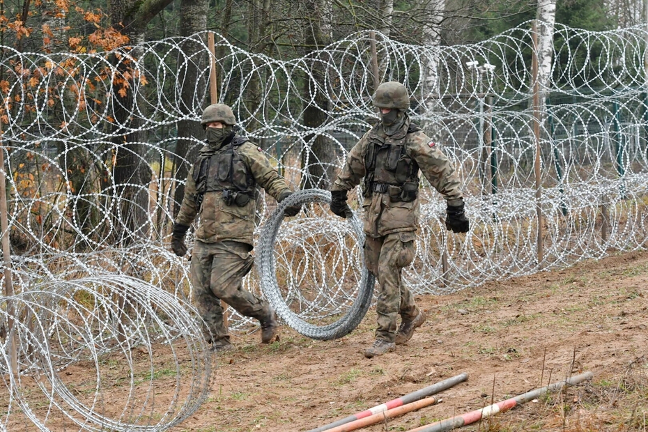 Польские военные устанавливают забор на границе с Россией