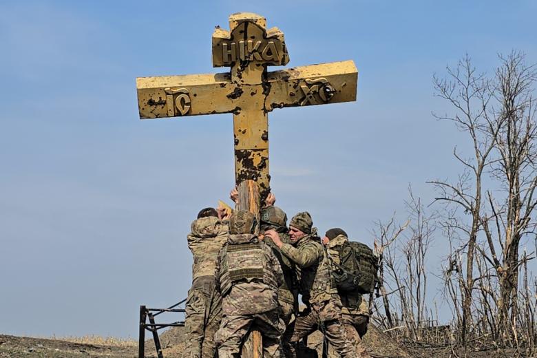Бойцы штурмовых подразделений 51-го и 119-го полков 106-й тульской дивизии ВДВ подняли крест, который лежал на въезде в недавно освобожденное село Свердликово, Курской области