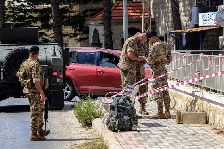 Эксперты по взрывчатым веществам ливанской армии работают над подготовкой места для подрыва рации