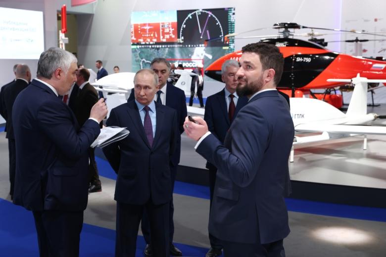 Президент РФ Владимир Путин осматривает презентацию организаций в сфере беспилотных авиационных систем во время посещения индустриального парка «Руднево» в Москве